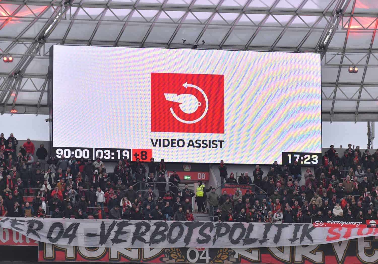 „Haben es übertrieben": Neue UEFA-Linie beim VAR