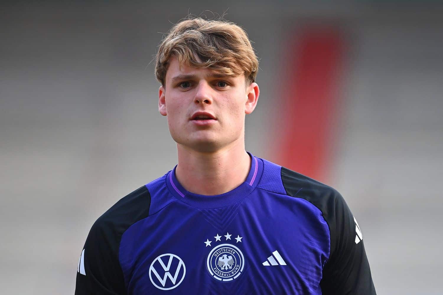 „Gutes Gespräch“ mit Klopp: Bayern-Torwart Urbig bestätigt Kontakt