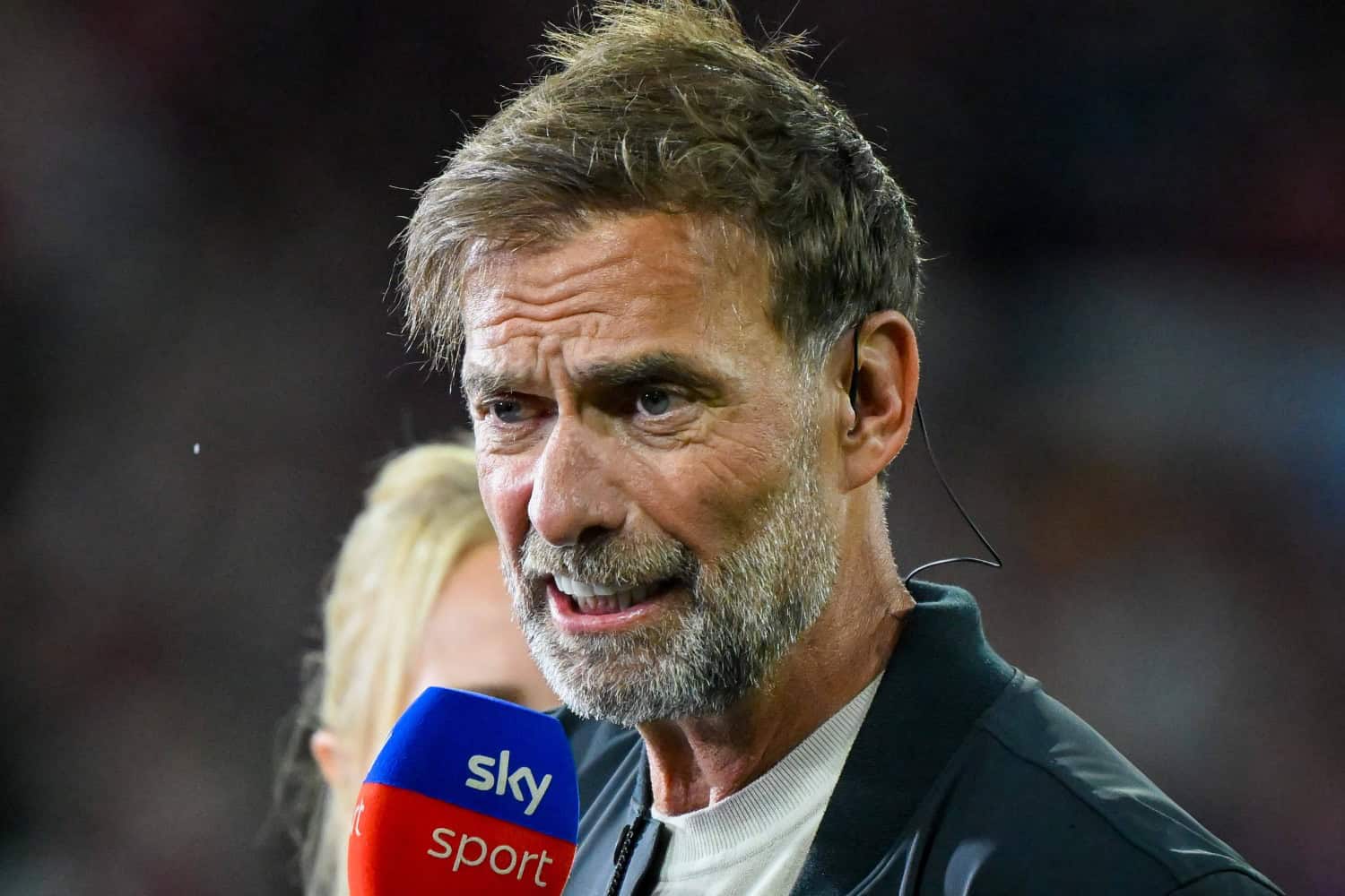 Jürgen Klopp spricht bei einem Interview vor einer Kameraaufnahme