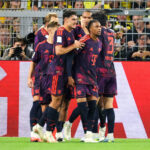 Spieler des FC Bayern und von Borussia Dortmund kämpfen im Signal Iduna Park um den Ball