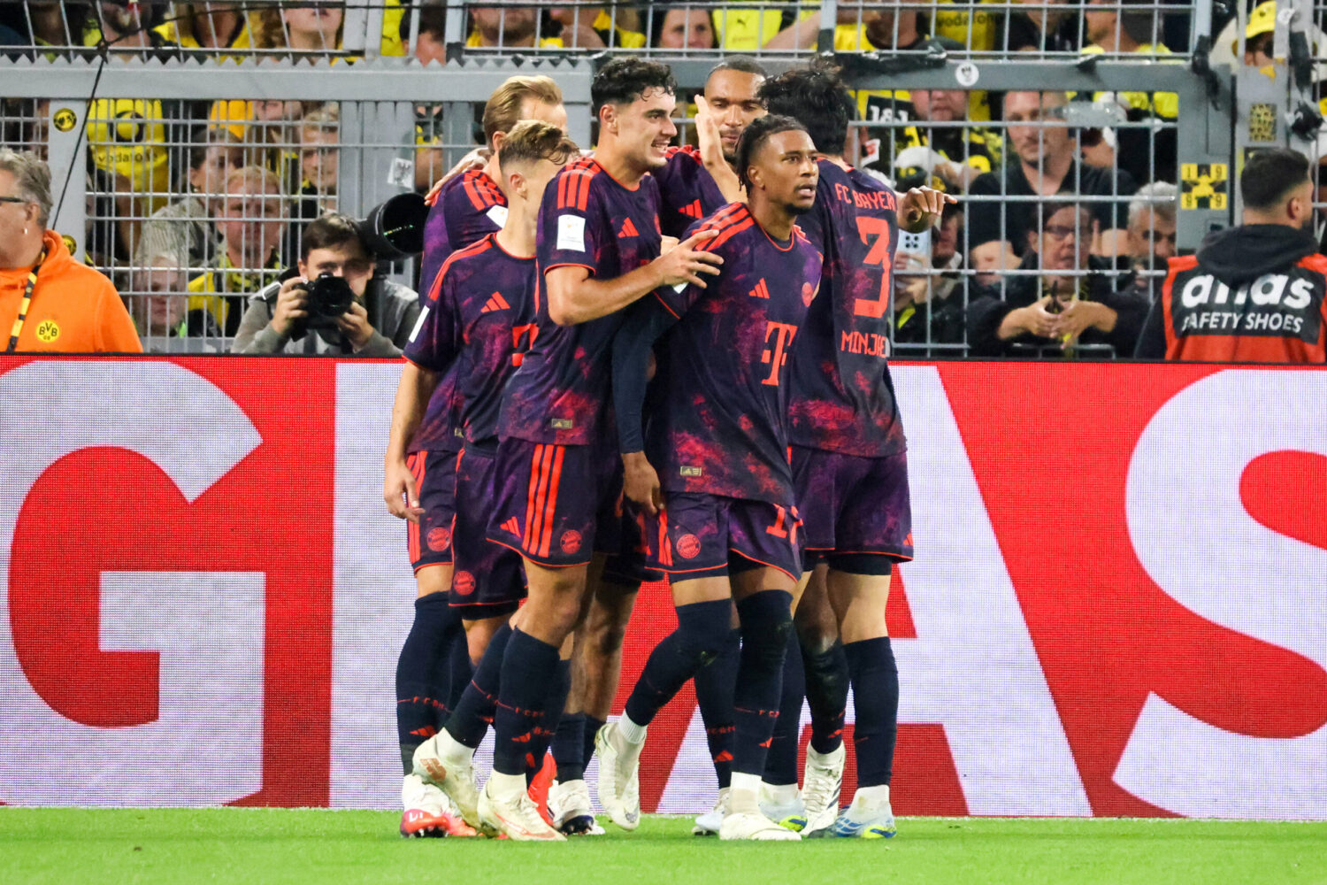 Spieler des FC Bayern und von Borussia Dortmund kämpfen im Signal Iduna Park um den Ball