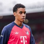 Jamal Musiala im Trikot des FC Bayern während eines Spiels auf dem Rasen