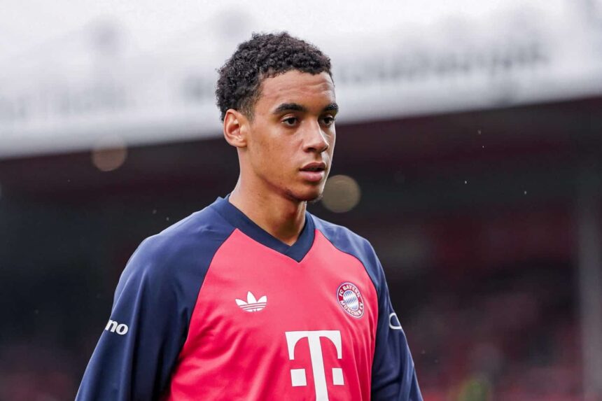 Jamal Musiala im Trikot des FC Bayern während eines Spiels auf dem Rasen
