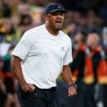 Vincent Kompany gestikuliert an der Seitenlinie während einer Partie des FC Bayern