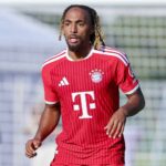 Sacha Boey im Trikot des FC Bayern während eines Spiels