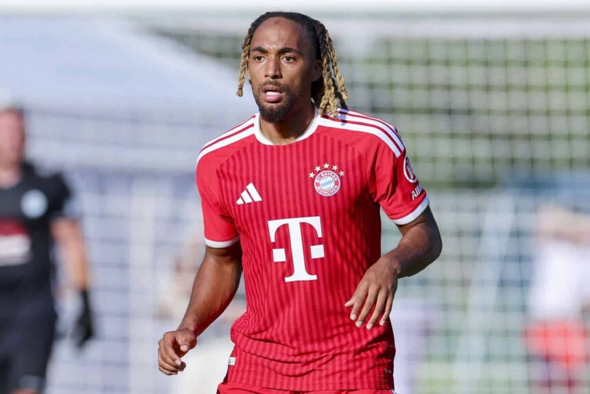 Sacha Boey im Trikot des FC Bayern während eines Spiels