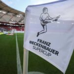 Spieler des FC Bayern und von Borussia Dortmund im Zweikampf während eines Supercup-Duells