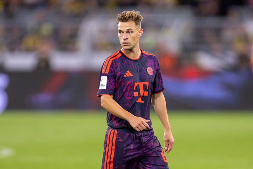 Joshua Kimmich im Trikot des FC Bayern während der Partie beim BVB