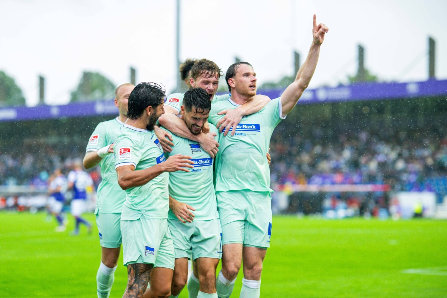 2. Bundesliga: Cottbus schockt den KSC, Hertha zurück an der Spitze!