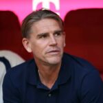 Christoph Freund beobachtet ein Training des FC Bayern von der Seitenlinie