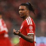 Michael Olise im Trikot des FC Bayern während eines Spiels