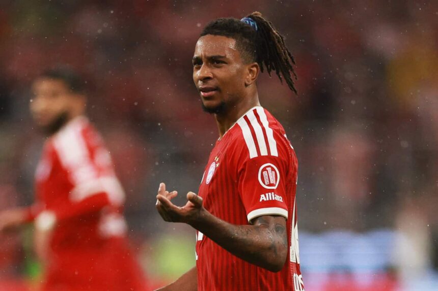 Michael Olise im Trikot des FC Bayern während eines Spiels