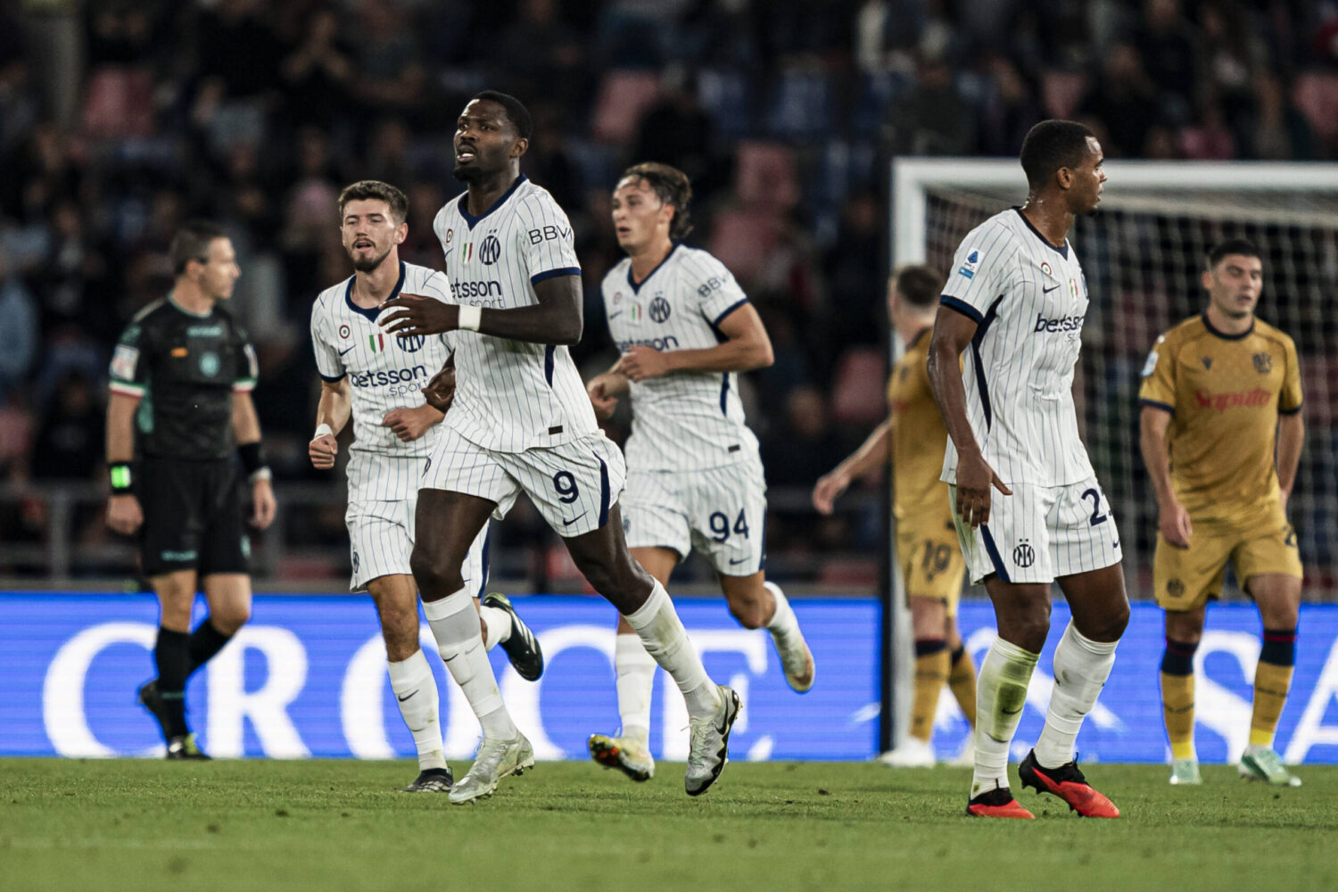 Probleme nur zum Start: Meister Inter feiert wichtigen Sieg in Bologna