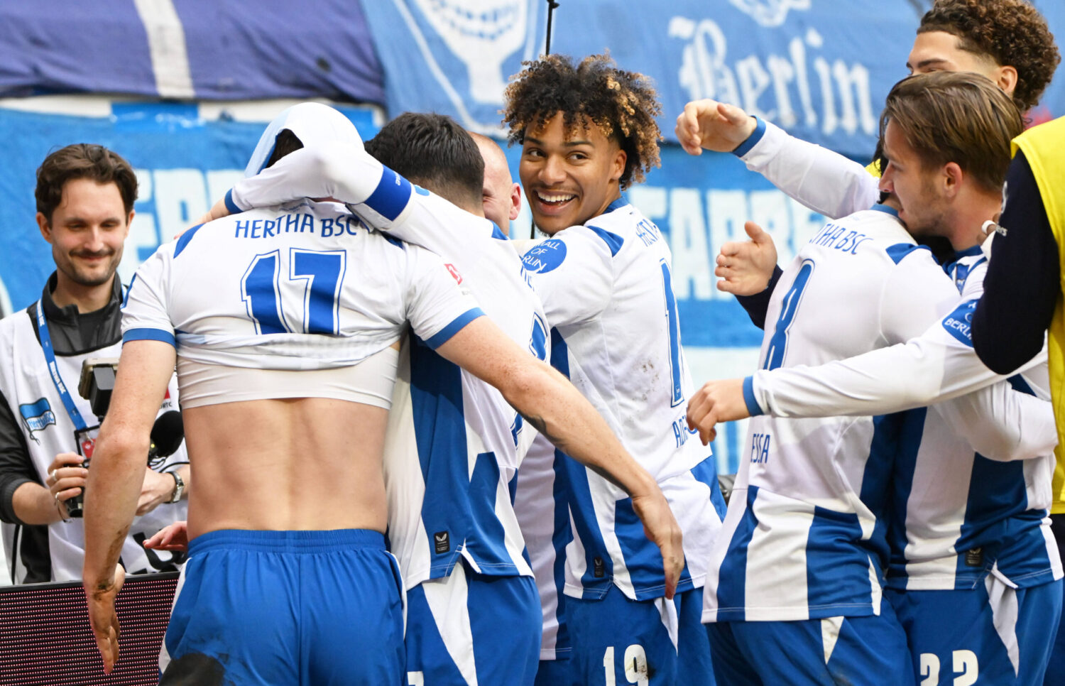 2. Bundesliga: Hertha marschiert einfach weiter, Wolfsburg mit Pflichtsieg!
