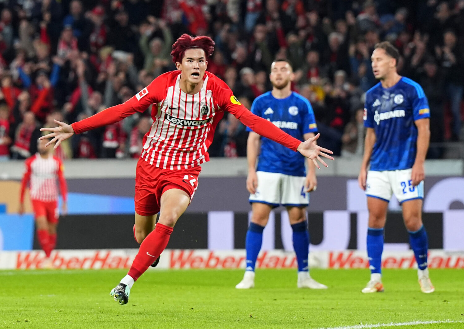 Siegtor in Unterzahl! Freiburg gewinnt gegen Schalke und springt an die Spitze